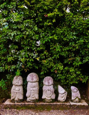 Japonya, Kyoto, Arashiyama 'daki Jizo Bosatsu heykelleri