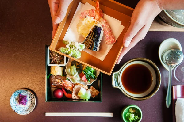 焼き魚と天ぷらのランチセット — ストック写真