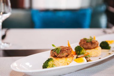 Tayland usulü baharatlı bitkisel ızgara domuz pastası, yanında pilav ve yumurta mezesi.