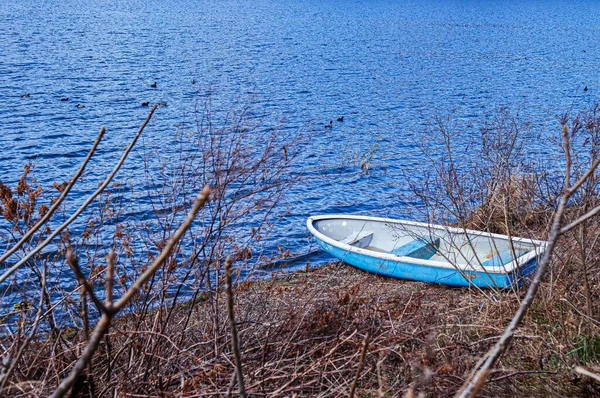 Alte Kaputte Ruderboote Saßen Mit Trockenem Gras Und Ästen Ufer — Stockfoto
