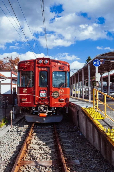 2018年11月30日 日本大崎市 红色旅游列车富士托赞登沙站月台 富士山观光路线上最有名的旅游列车 — 图库照片