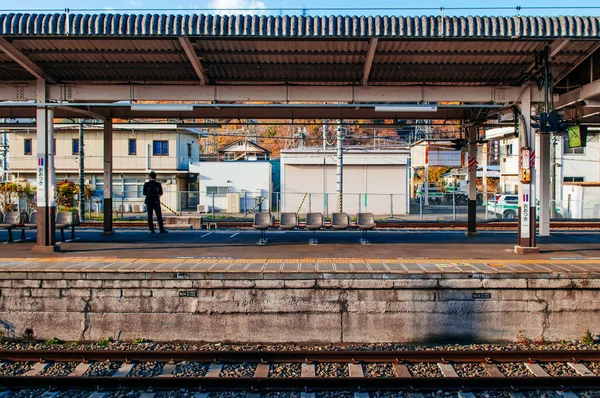 2018年11月30日 在温暖的阳光下 日本乘客在静谧的冈木车站月台 Jr与富士康 富士通沙线交汇站 — 图库照片