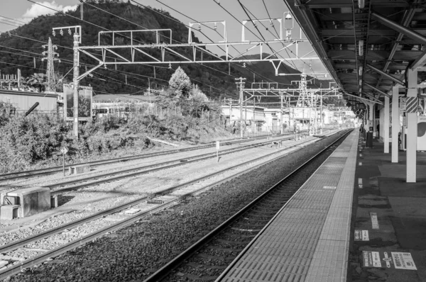 2018年11月30日 日本鸟月 清空日本鸟月火车站月台的黑白图像 Jr与富士康 富士通沙线交汇站 — 图库照片