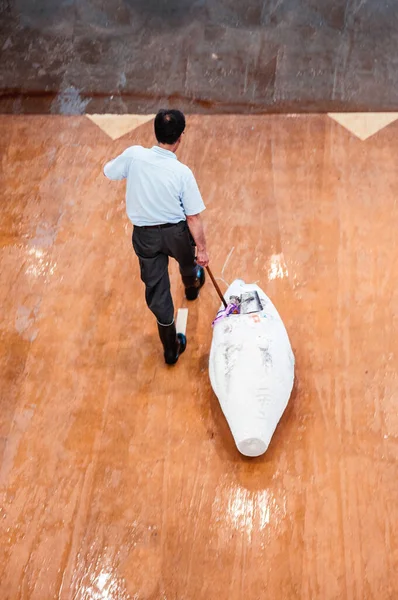 26 Haziran 2014 Kawasaki, Japonya: Ton balığı açık artırması sırasında Japon taze balık pazarındaki tüccarlar