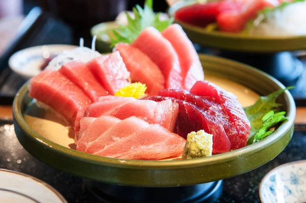 Taze somon, ton balığı, toro, maguro, otoro sashimi ve wasabi karışımını seramik tabakta yakın plan çek.