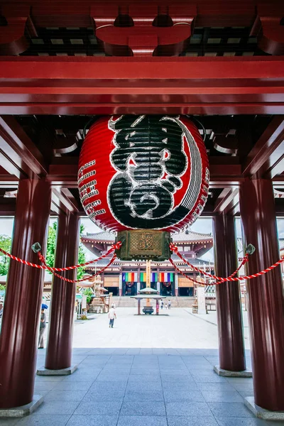 27 Haziran 2014 - Kawasaki, Japonya: Kawasaki Daishi Tapınağı giriş kapısında Japon harfleri yazılı geleneksel büyük Japon feneri