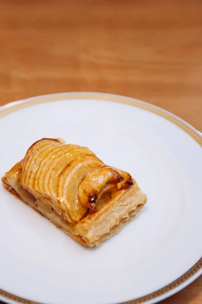 Apfelkuchen Oder Torte Mit Karamellisierten Apfelzimtscheiben Obendrauf Vertikaler Schuss — Stockfoto
