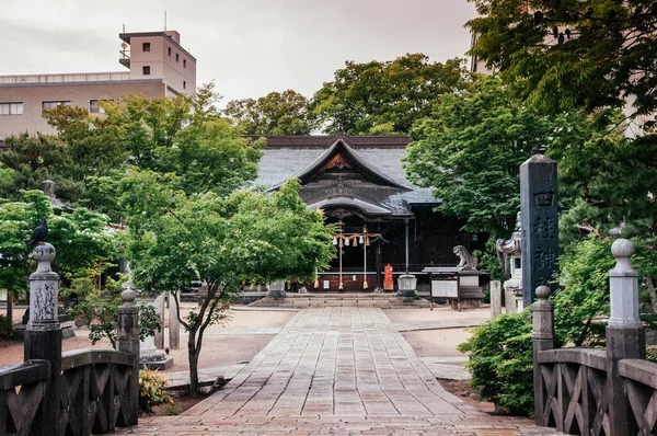 長野県松本市の縄手通りにある有名な歴史的観光地 与柱神社 への石道 コンクリート柱に書かれた漢字は 与柱神社 の名前です — ストック写真