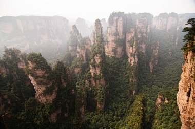 Hunan-Çin 'deki Wulingyuan Sahne Bölgesi' ndeki Zhangjiajie dağının egzotik kayalıkları ve yüzen ormanları.