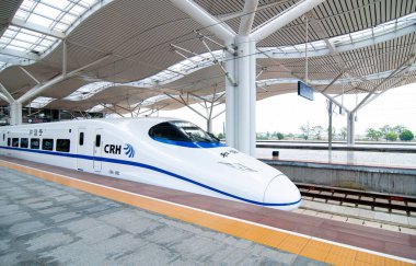 JUL 8, 2010 Changsha, Çin - Çin yüksek hızlı tren modeli CRH2C Changsha istasyonunun modern beyaz çatı yapısı altında kalkmak için bekleyin