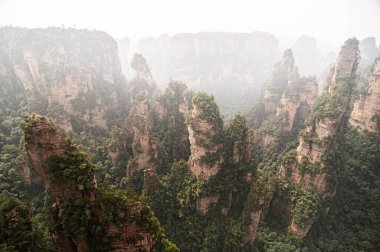 Hunan-Çin 'deki Wulingyuan Sahne Bölgesi' ndeki Zhangjiajie dağının egzotik kayalıkları ve yüzen ormanları.