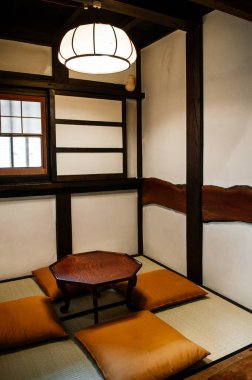 MAYIS 29, 2013 Matsumoto, JAPONYA - Eski Japon evleri kumaş kaplama, ahşap masa lambası tavan lambası ve Tatami paspas zemin ışığı