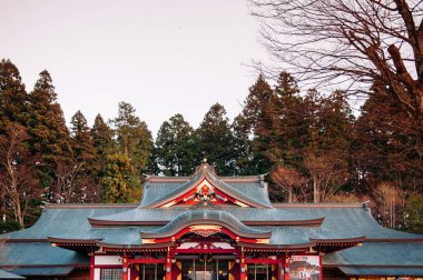 DEC 2, 2018 Iwate, Japonya - Iwate 'deki Morioka Hachimangu Tapınağı' nın büyük ana cephesi gün batımında ılık bir ışık tonuyla Tohoku bölgesi - güzel tarihi eser