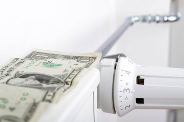 Radyatör ve bir dolar. Pil ısıtma para. Isıtma sezon kavramı.