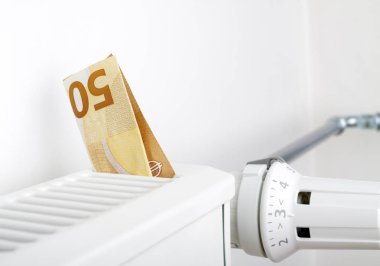 Radyatör ve 50 euro. Pil ısıtma para. Sezon Isıtma ve kavram kaydetme.