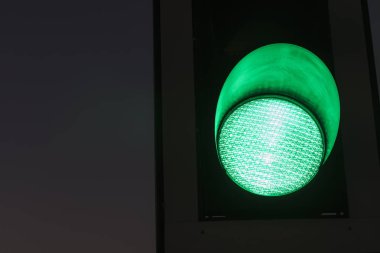 Trafik ışıkları yeşil. Trafik ışıkları ile yeşil ışık yaktı.