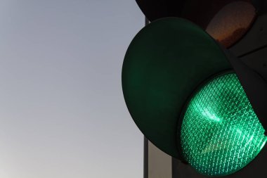 Trafik ışıkları yeşil. Trafik ışıkları ile yeşil ışık yaktı.