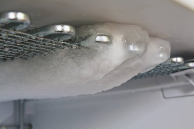 Defrost sırasında dondurucuya bak