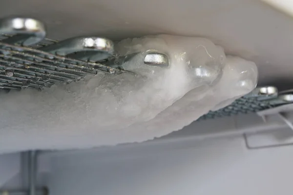 Defrost Sırasında Dondurucuya Bak — Stok fotoğraf