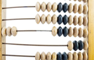 Ahşap abaküs. Eski ahşap abacus parlak arka plan üzerinde. Ahşap hesap makinesi.