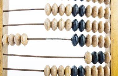 Ahşap abaküs. Eski ahşap abacus parlak arka plan üzerinde. Ahşap hesap makinesi.