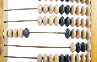 Ahşap abaküs. Eski ahşap abacus parlak arka plan üzerinde. Ahşap hesap makinesi.
