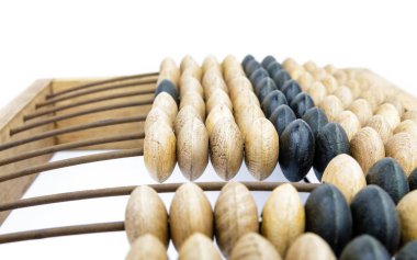 Parlak zemin üzerine eski ahşap abacus. 