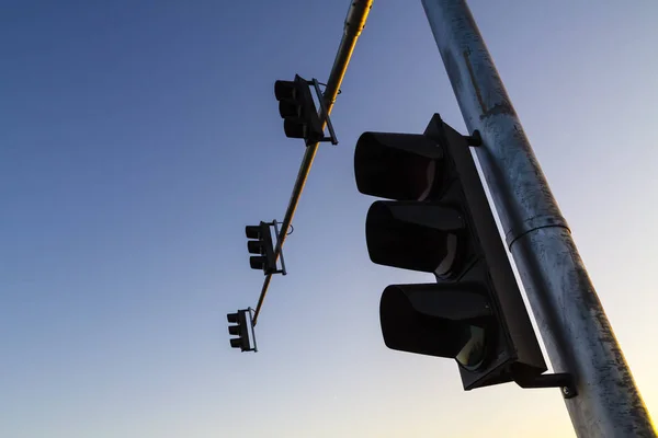 交通信号灯と青い夕方の空 — ストック写真