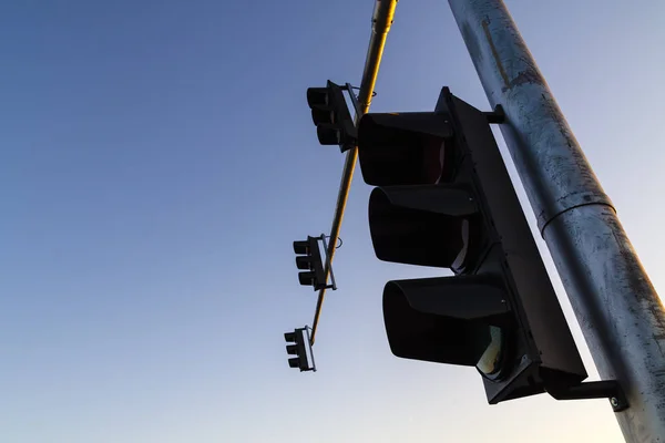 交通信号灯と青い夕方の空 — ストック写真