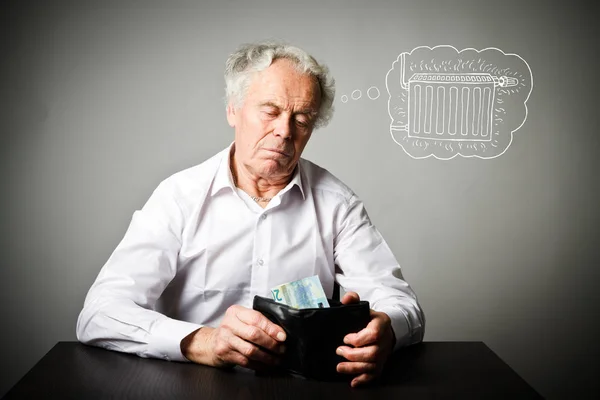 白で心配している老人は ユーロと財布を見ています 白と暖房の季節の老人 暖房の季節 貯蓄の概念 ラジエーター — ストック写真