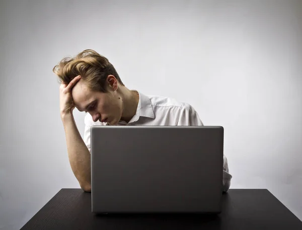 Jonge Man Met Behulp Van Een Laptop Surfen Het Net — Stockfoto