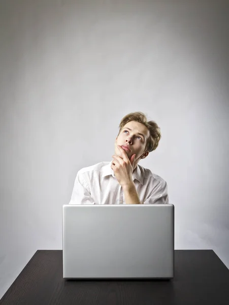 Jonge Man Met Behulp Van Een Laptop Surfen Het Net — Stockfoto