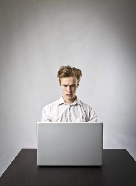 Jonge Man Met Behulp Van Een Laptop Surfen Het Net — Stockfoto