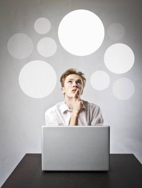 Net göz atmak için bir dizüstü bilgisayar kullanan genç adam. Adam beyaz ve gri kabarcıkları.