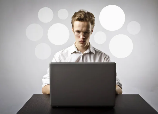 Młody Człowiek Pomocą Laptopa Przeglądania Sieci Człowiek Pęcherzyki Biały Szary — Zdjęcie stockowe