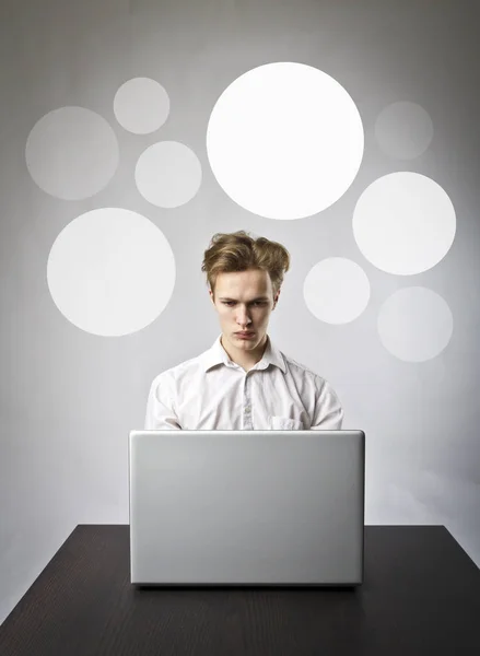 Jonge Man Met Behulp Van Een Laptop Surfen Het Net — Stockfoto