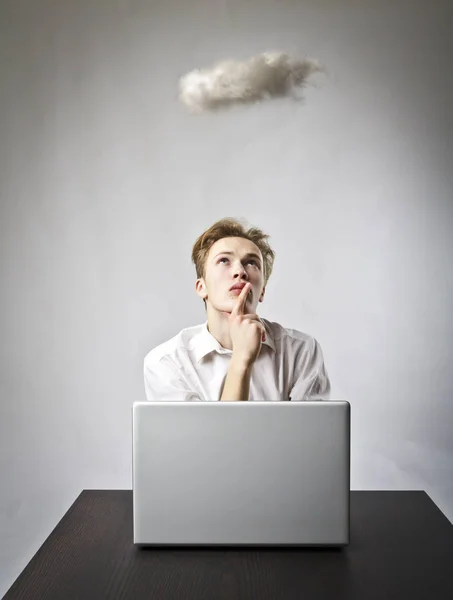 Jovem Branco Com Laptop Pequena Nuvem Imaginação Conceito Nuvem Virtual — Fotografia de Stock