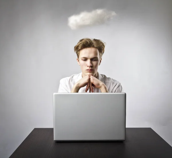 Jovem Branco Com Laptop Pequena Nuvem Imaginação Conceito Nuvem Virtual — Fotografia de Stock