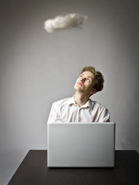 Νεαρός Άνδρας Λευκό Laptop Και Μικρό Σύννεφο Φαντασία Και Εικονική — Φωτογραφία Αρχείου