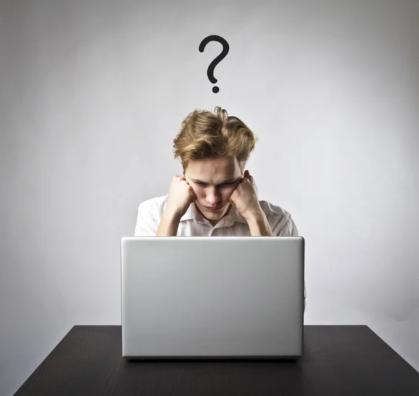 Young Man Using Laptop Browse Net Question Ignorance Trouble Concept — Stock Photo, Image