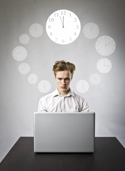 年轻人用笔记本电脑浏览网络 穿白色和钟的人 3分钟到十二分钟时间在流逝 工作日概念 — 图库照片
