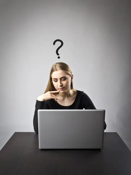 Jonge Vrouw Met Behulp Van Een Laptop Surfen Het Net — Stockfoto