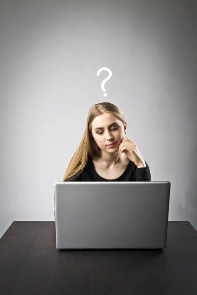 Jonge Vrouw Met Behulp Van Een Laptop Surfen Het Net — Stockfoto