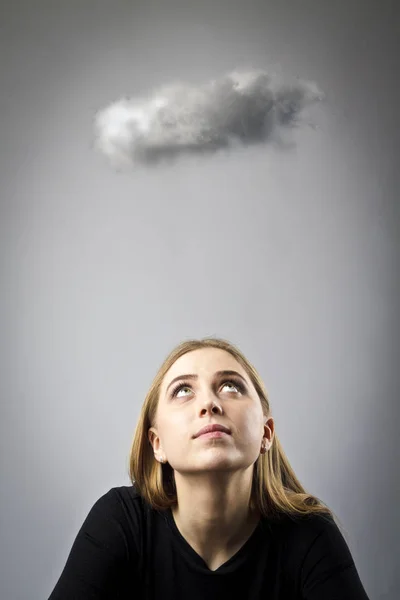 Mujer Joven Nube Negra Pequeña Imaginación Concepto Nube Virtual —  Fotos de Stock