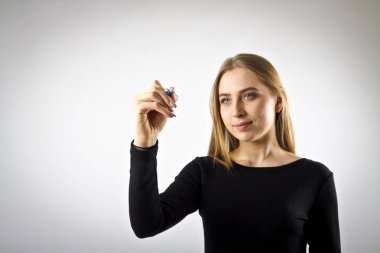 Genç kadın siyah bir şey yazıyor.