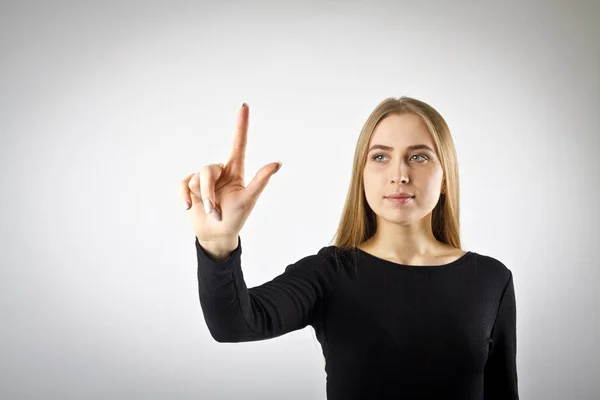 Jonge Vrouw Het Zwart Virtuele Knop Duwen — Stockfoto