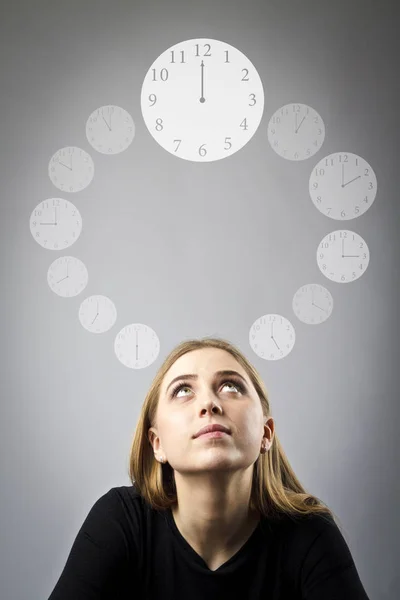 Ung kvinna i svart och hela dagen. Tiden går. — Stockfoto