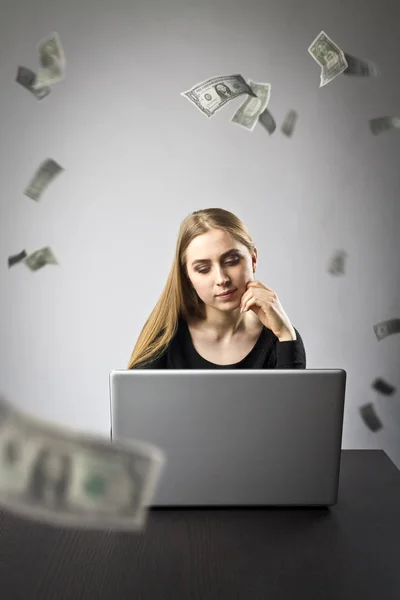 Νεαρή γυναίκα με φορητό υπολογιστή. Νεαρή γυναίκα και την πτώση δολαρίου τραπεζογραμματίων — Φωτογραφία Αρχείου