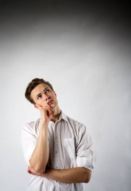 Genç adam şüphe ve tereddüt dolu. 