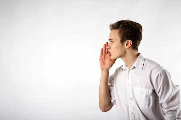 El joven está susurrando . — Foto de Stock